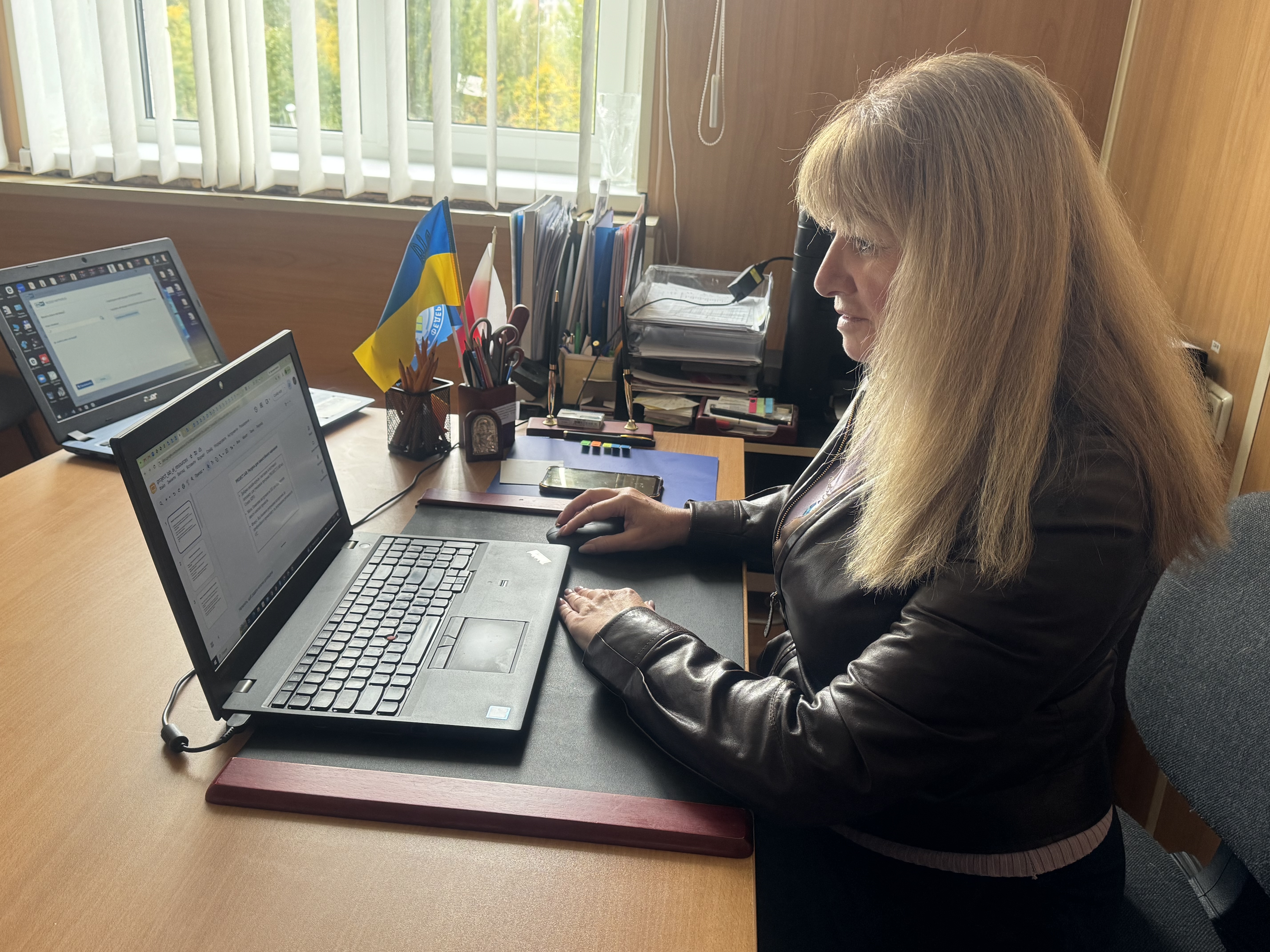 Наталія Гончаренко демонструє матеріали тренінгу